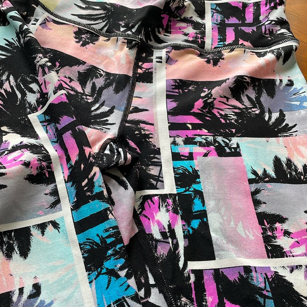 Calvin Klein full length Misses leggings like new has colorful palm trees on
